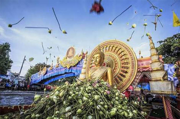ททท.ชวนเที่ยวประเพณีหนึ่งเดียวในโลก งานประเพณีรับบัวประจำปี 2559 ครั้งที่ 81